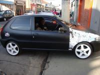 Envelopamento preto fosco, e sticker Bomb Memes.
